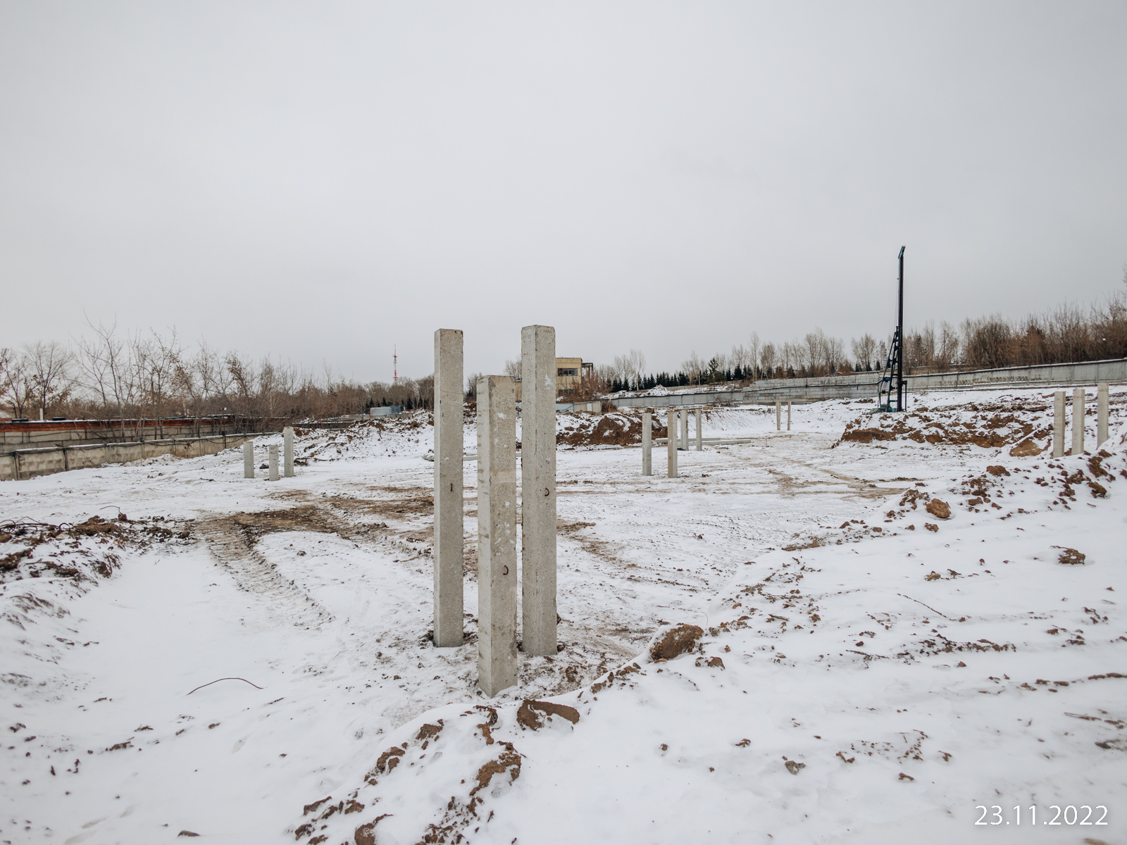 Свободный 27. Белая пятиэтажка строительная дорога в Каменку.