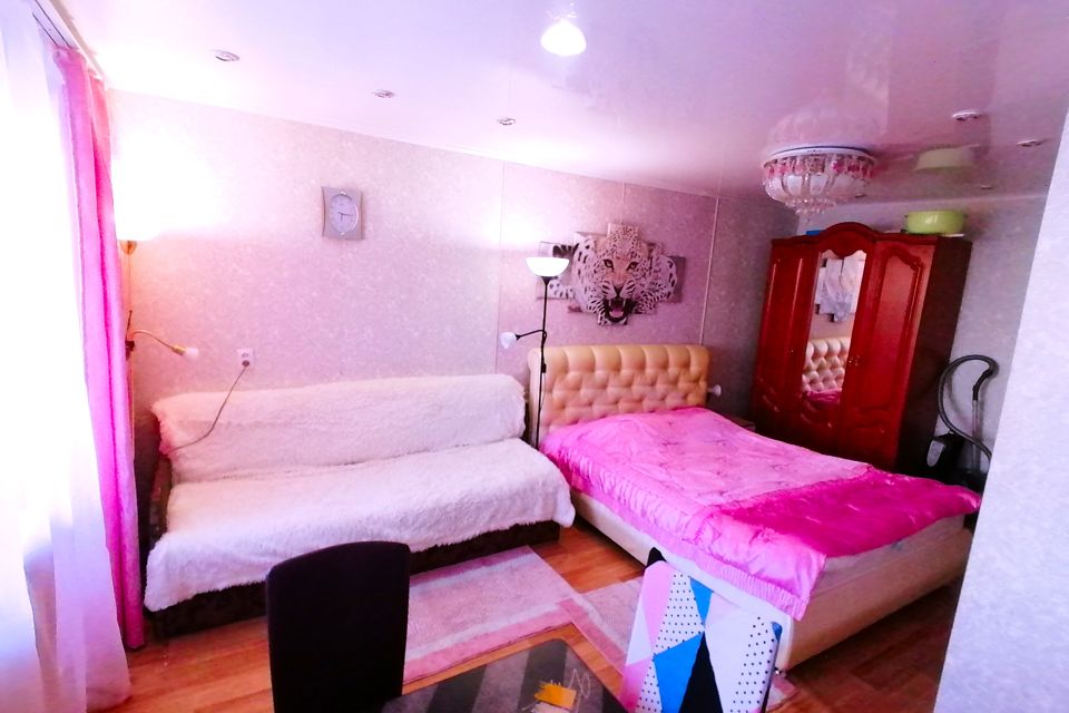 С балконом. Видно горы.