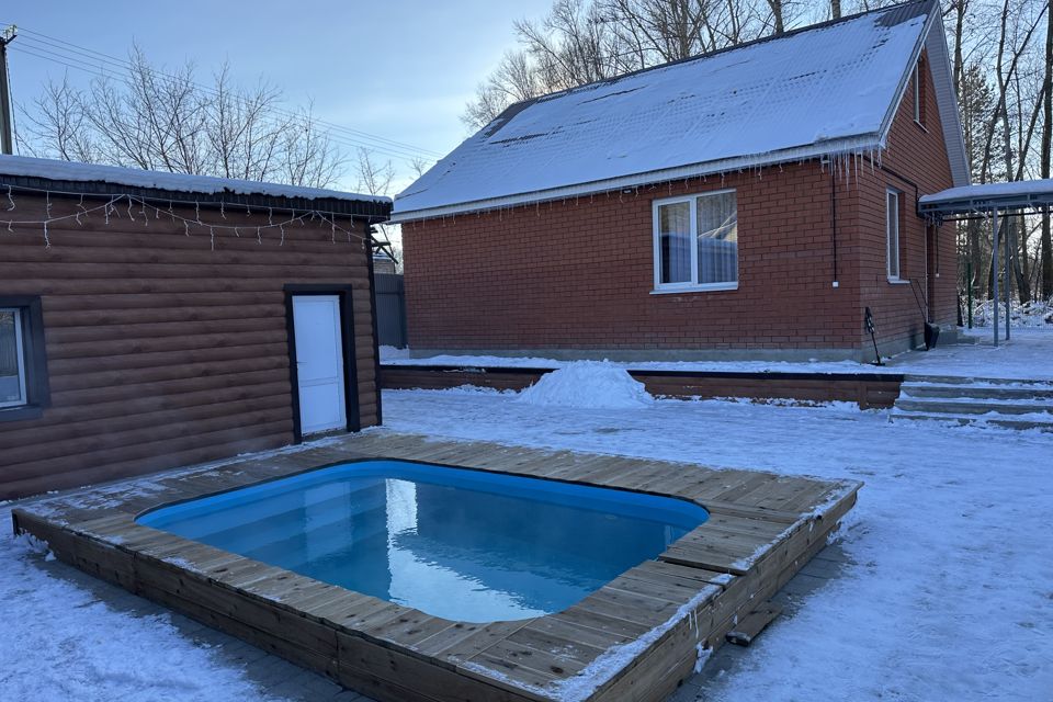 Уютный дом с бассейном под открытым небом. 