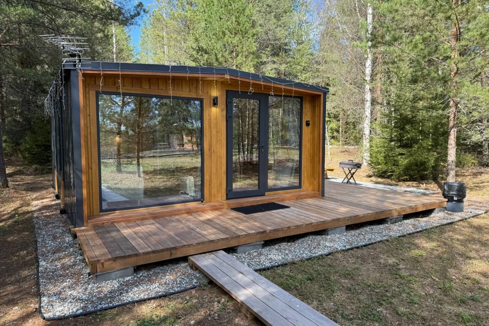 Домик на четверых с панорамными окнами
