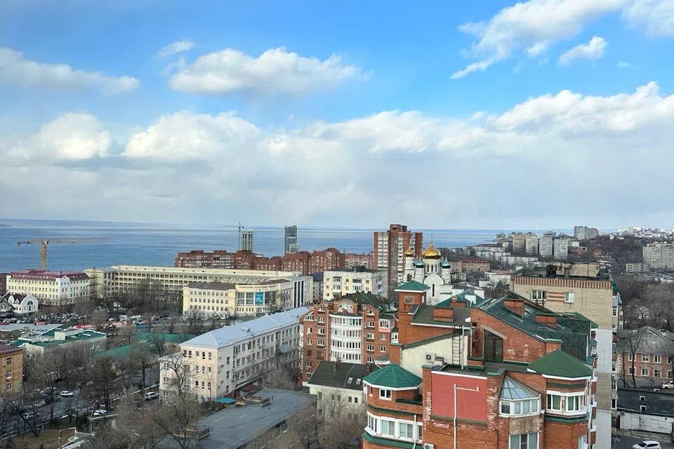 Апартаменты с пятью окнами, в центре с видом на море и храм.