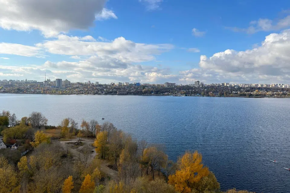 VEROM Просторная квартира с красивым видом на водоём