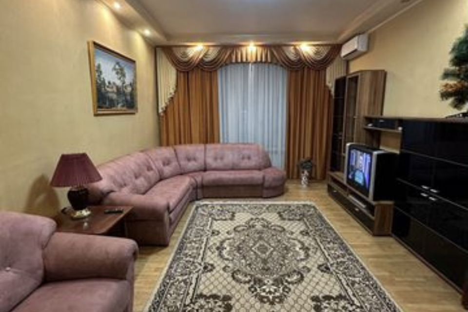 4-х комнатная в центре Луганска посуточно 8-10 мест