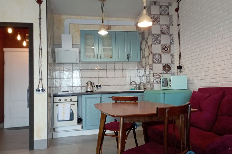 Уютная,интересная в центре города с видом на реку и горы.