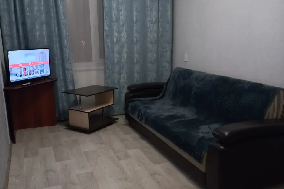 Сдaм пoсутoчнo чиcтую и уютную 1-к квaртиру.