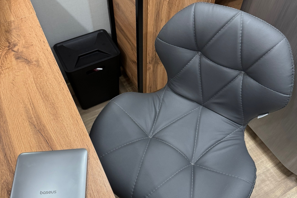 Уютная комната со свежим ремонтом