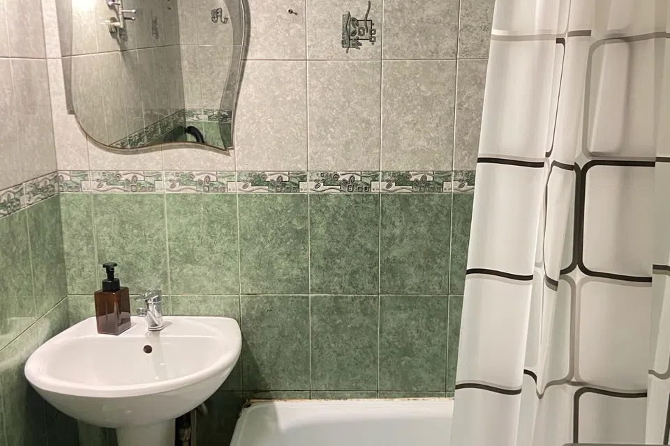 Уютная квартира,на первом этаже, окна выходят на реку кутум.