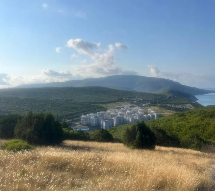 Уютная квартира у моря, в окружении можевельника и гор