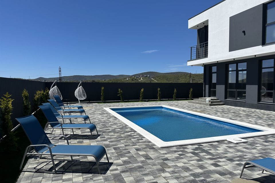 Дом с бассейном 