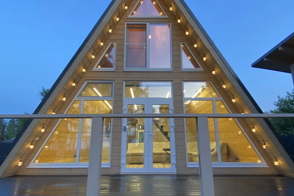 Дом с видом на реку в стиле A-Frame