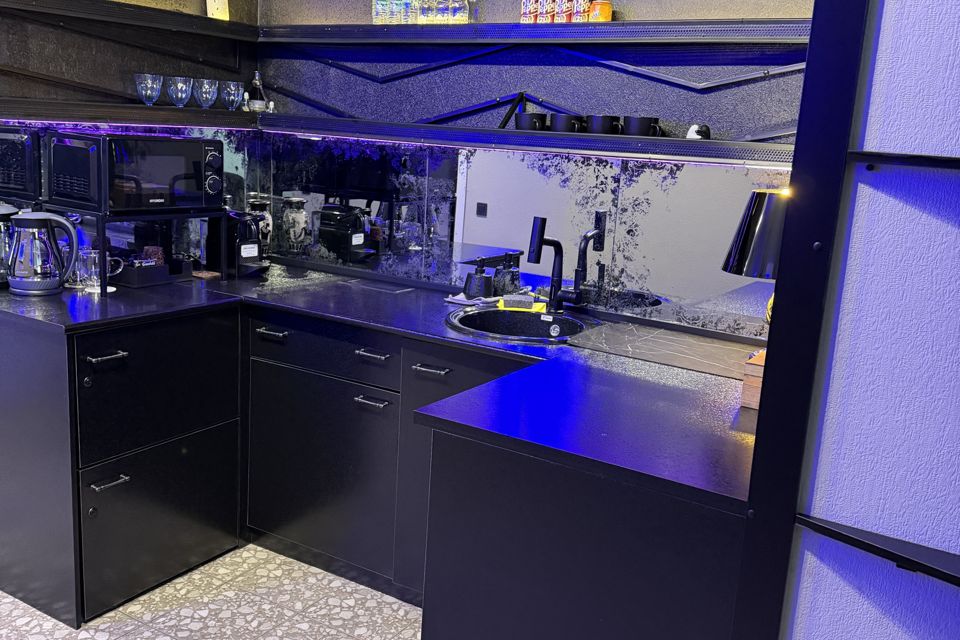 Квартира со световыми подсветками и стильным интерьером