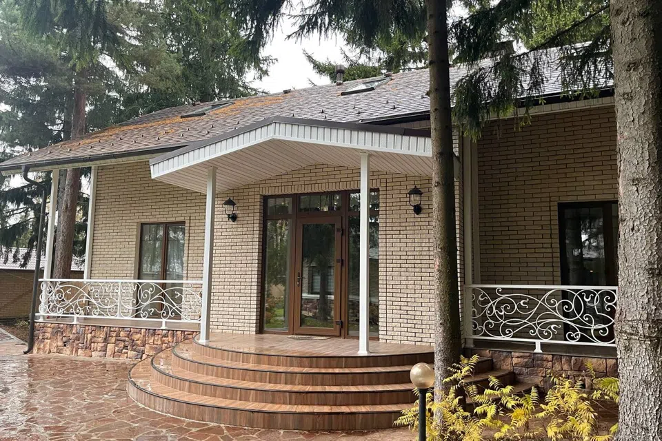 Уютный дом с бассейном в элитном поселке