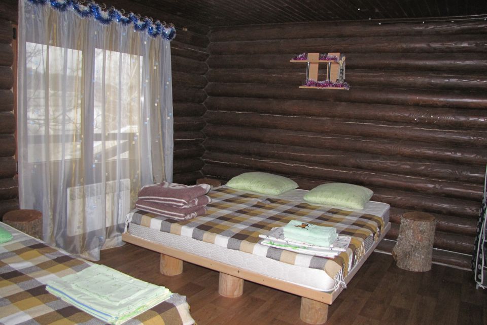 Четырех местный номер с балконом и видом на горы 