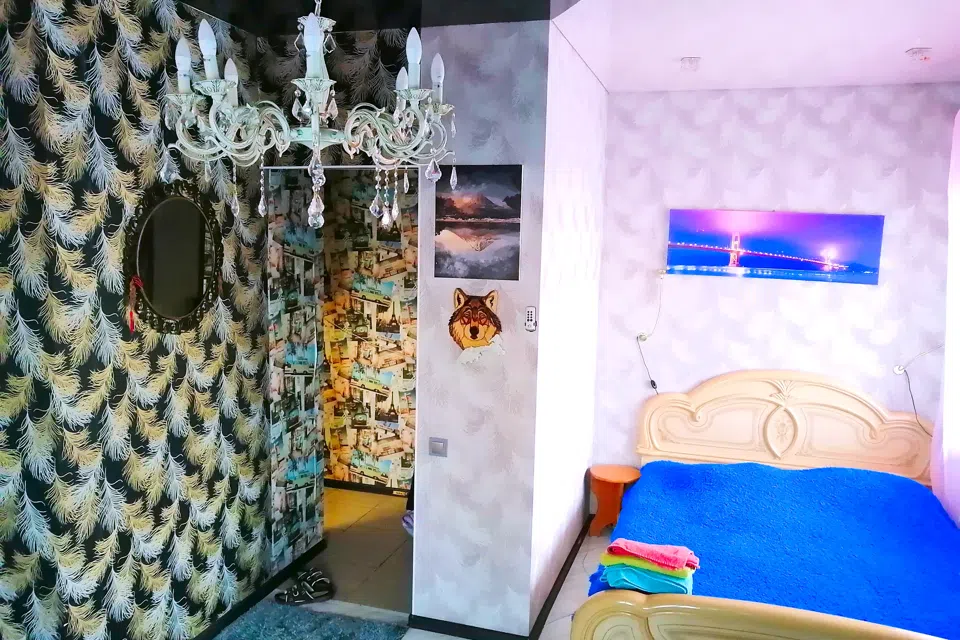 Первый этаж, высокие потолки, теплые полы.