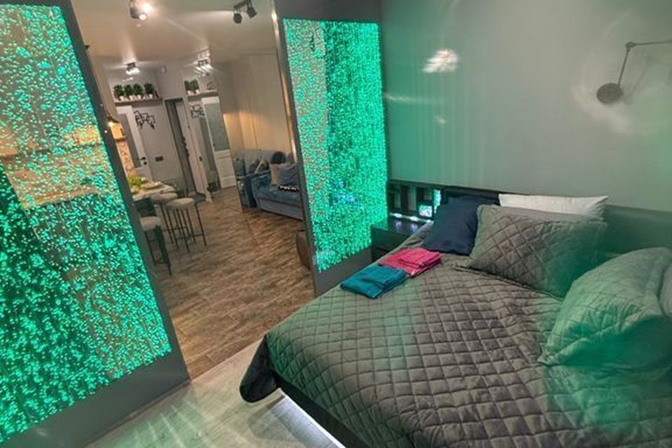 Квартира с водными панелями и огромной ванной-джакузи