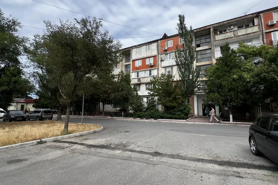 Уютная квартира с аллеей за домом.