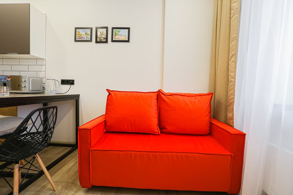 Красный диван. 5-и местные апартаменты SunSet