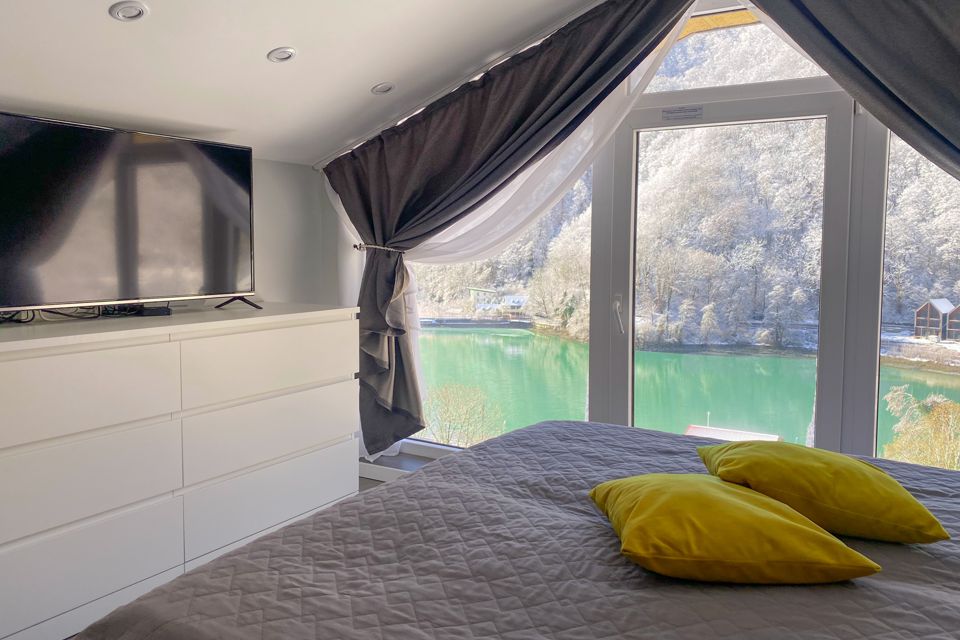 C панорамным видом на озеро и горы PolyanaHomeRu