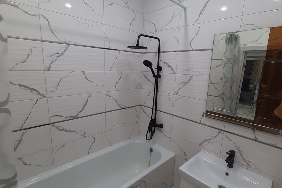 центр города,все магазины рядом. В 5 мин.  столовые .