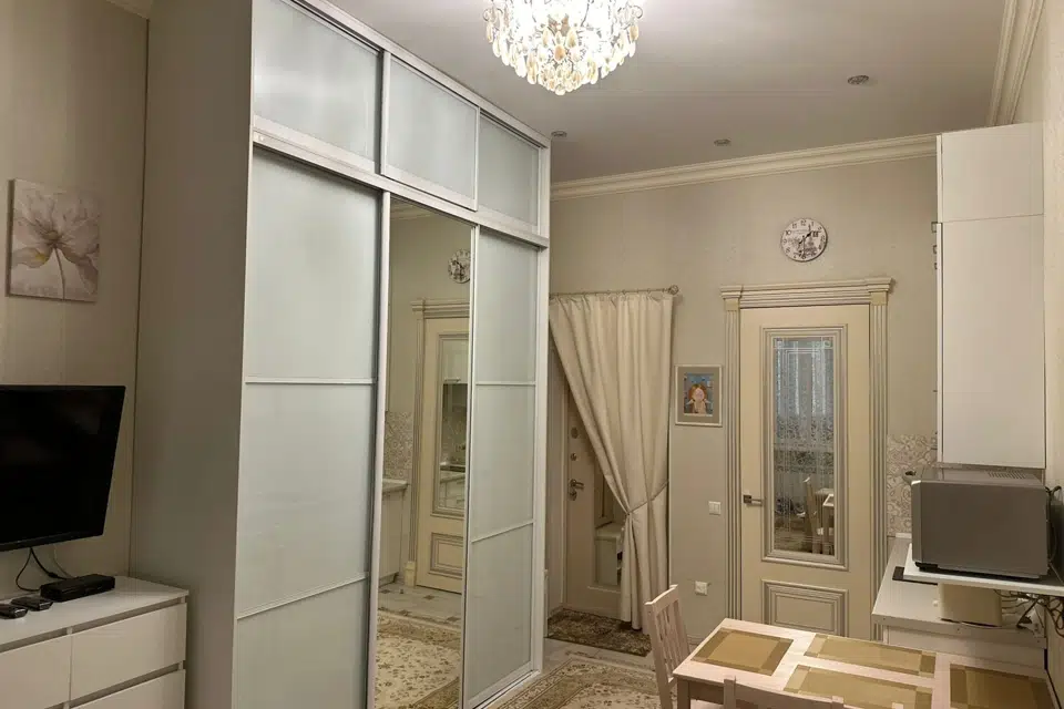 Студия с балконом и огромной кроватью