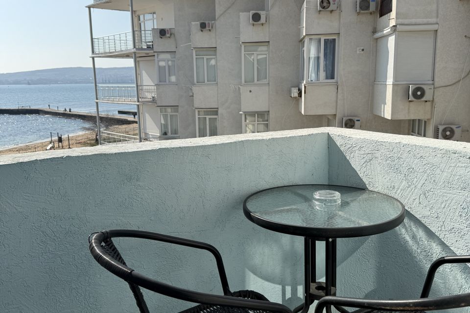 студия с видом на море