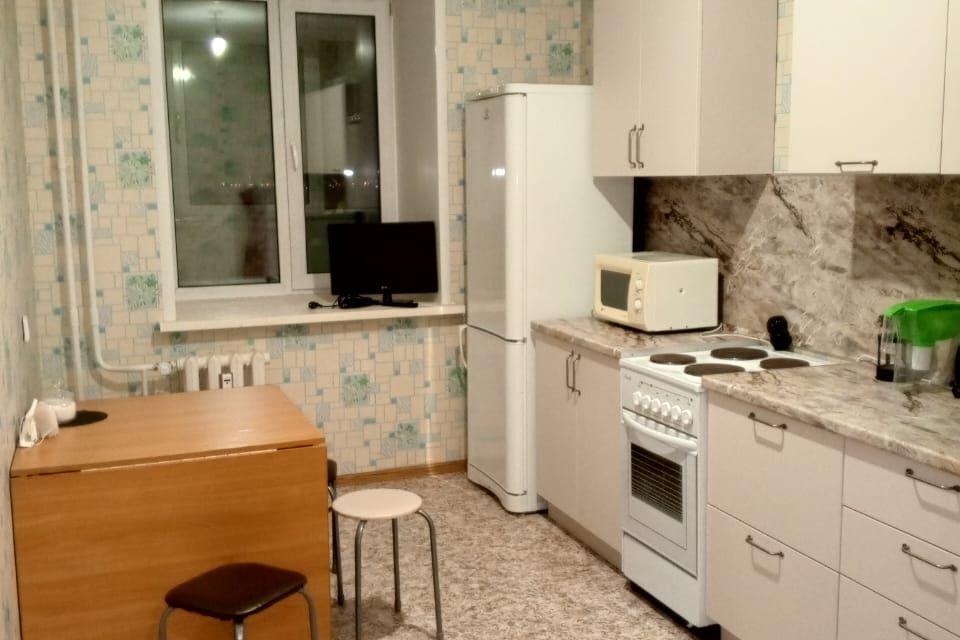 Квартира с видом на мост через Каму.