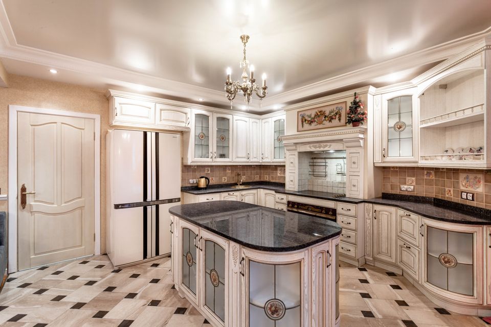 Просторная 2комнатная квартира с камином в центре