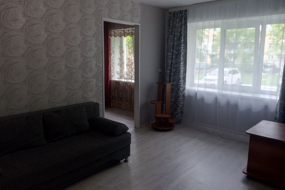 Хорошая квартира, парковка перед окнами. 