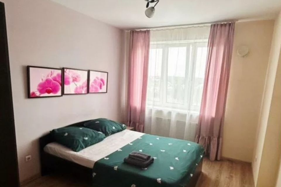 Уютный новый дом с хорошими детскими площадками. 