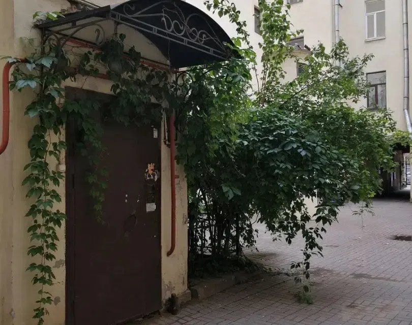 Студия в мастерской художника с парковкой