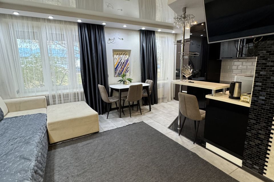 Современная квартира с просторной гостиной и джакузи