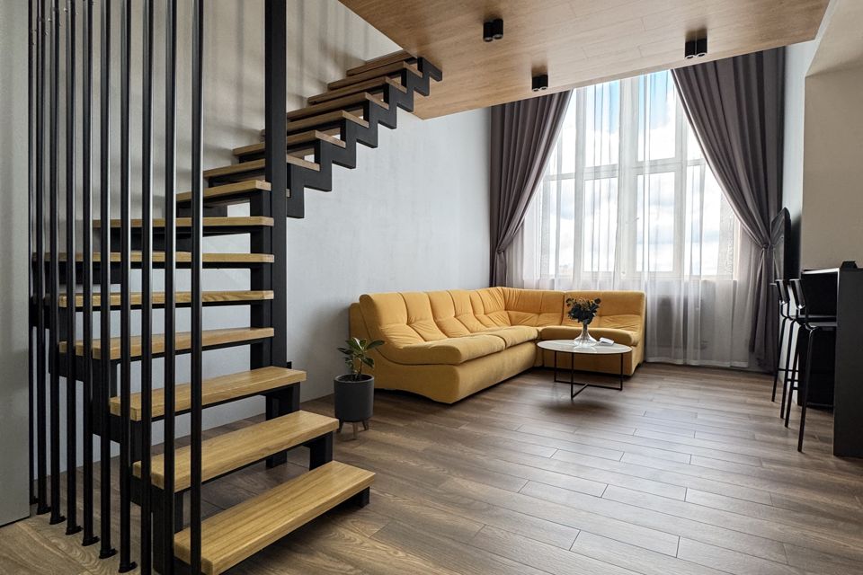 Двухуровневая студия с захватывающим видом на город 