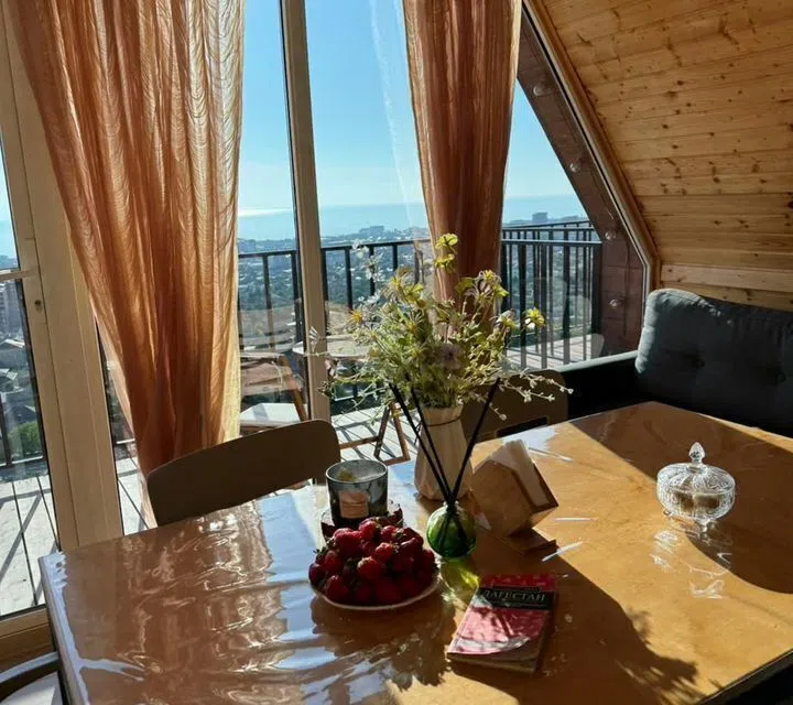 A-frame дом с панорамным видом на город