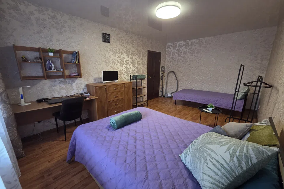 5 гостей.3 кровати 44 кв м.Wi-Fi и стол.