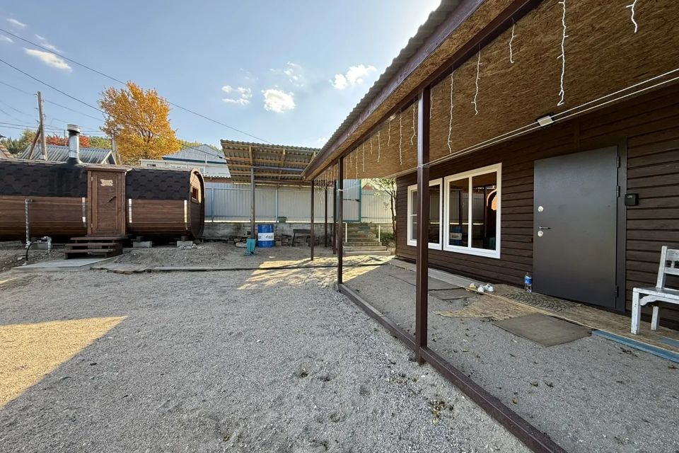 Домик у предгорья горы