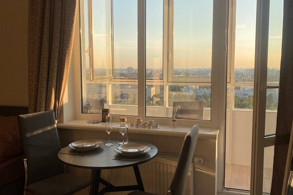 Уютная студия с панорамным видом на Петербург