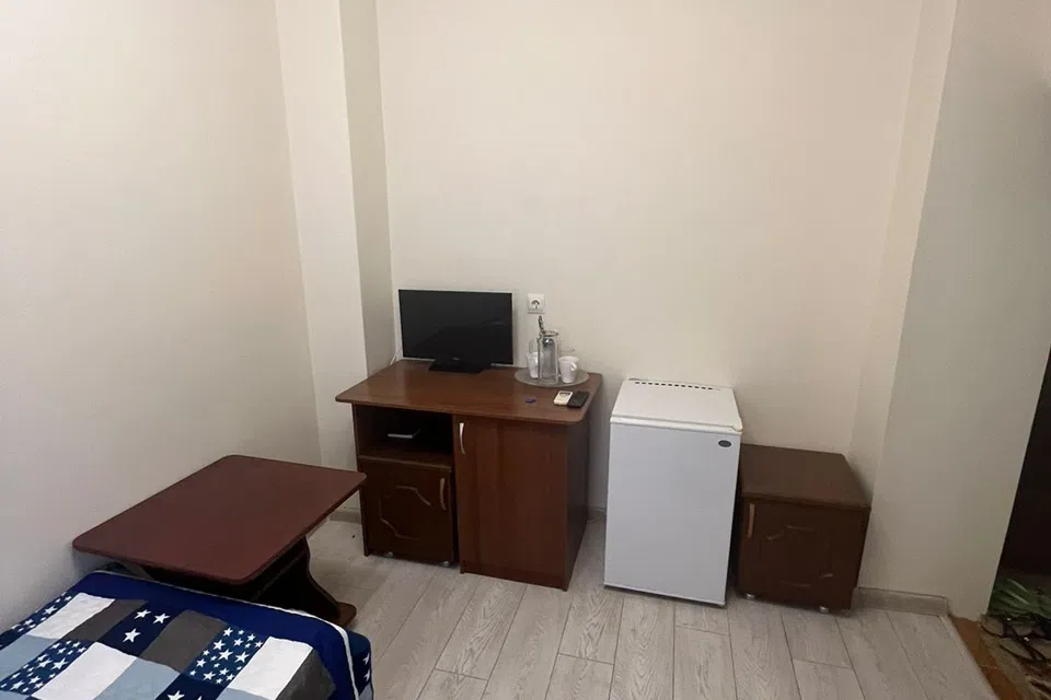 Студия 700м до удобного.ного спуска к морю.