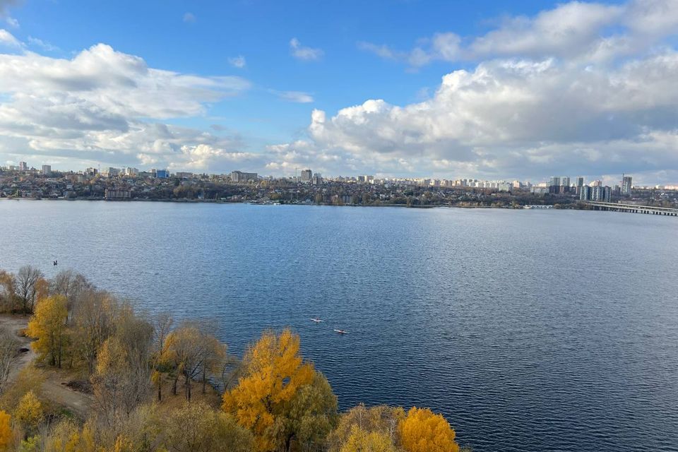 VEROM Просторная квартира с красивым видом на водоём