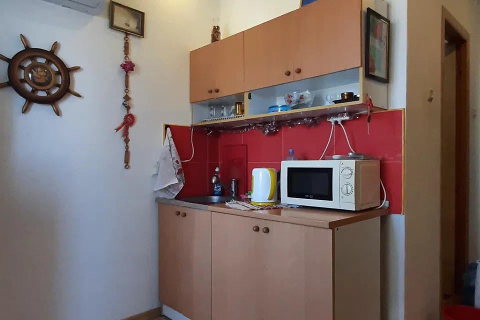 Студия на причале с видом на яхты и чаек