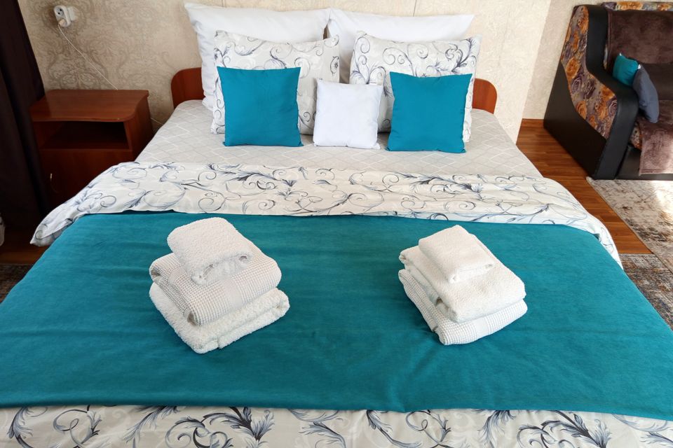 1-я квартира,центр города ,напротив Детской больницы.