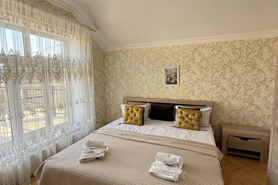 Большой дом возле моря