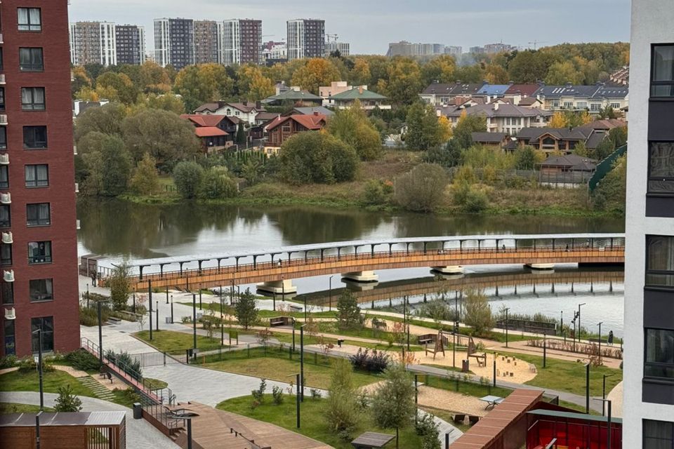 Современная студия на берегу реки