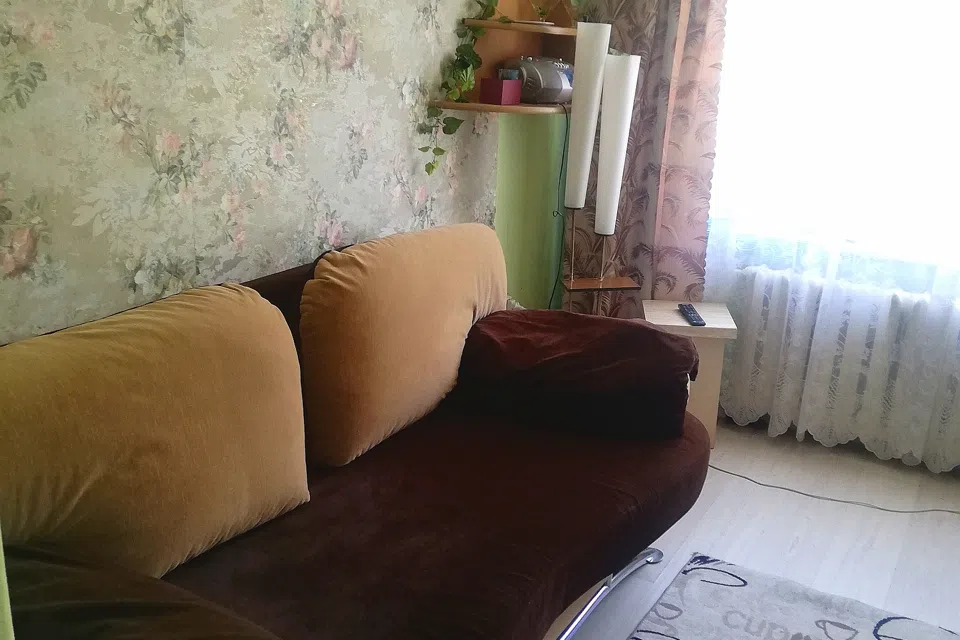 Уютная комната, в центре