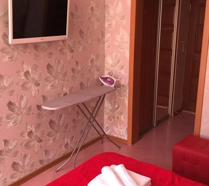 Студия с пaноpaмным видом на сад