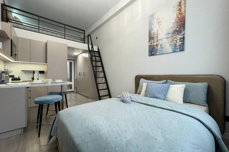 Двухуровневая квартира с двумя кроватями