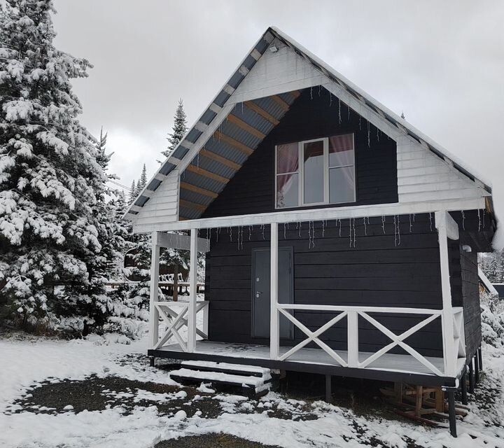 Дом в красивом месте с видом на гору Мустаг