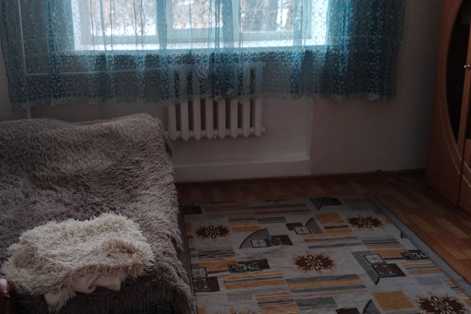 Имеется небольшой  холодильник, стиральная машинка. 