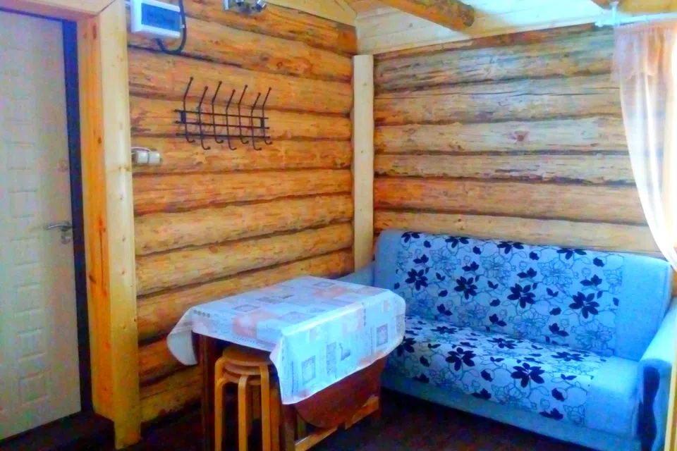 Уютный домик на берегу речки у метро.