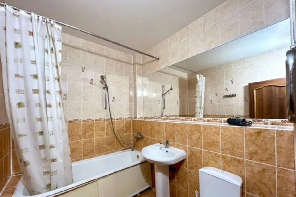 Однокомнатная квартира, с отдельной кухней.  70к.м