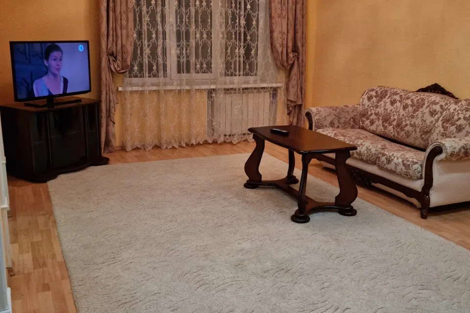 Очень просторная квартира.На первом этаже блинная и кафе.